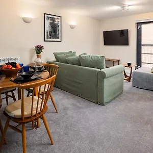 2-bedroom-city-centre-apartment-sleeps-up-to-6-guests.tophotelsbath.com/